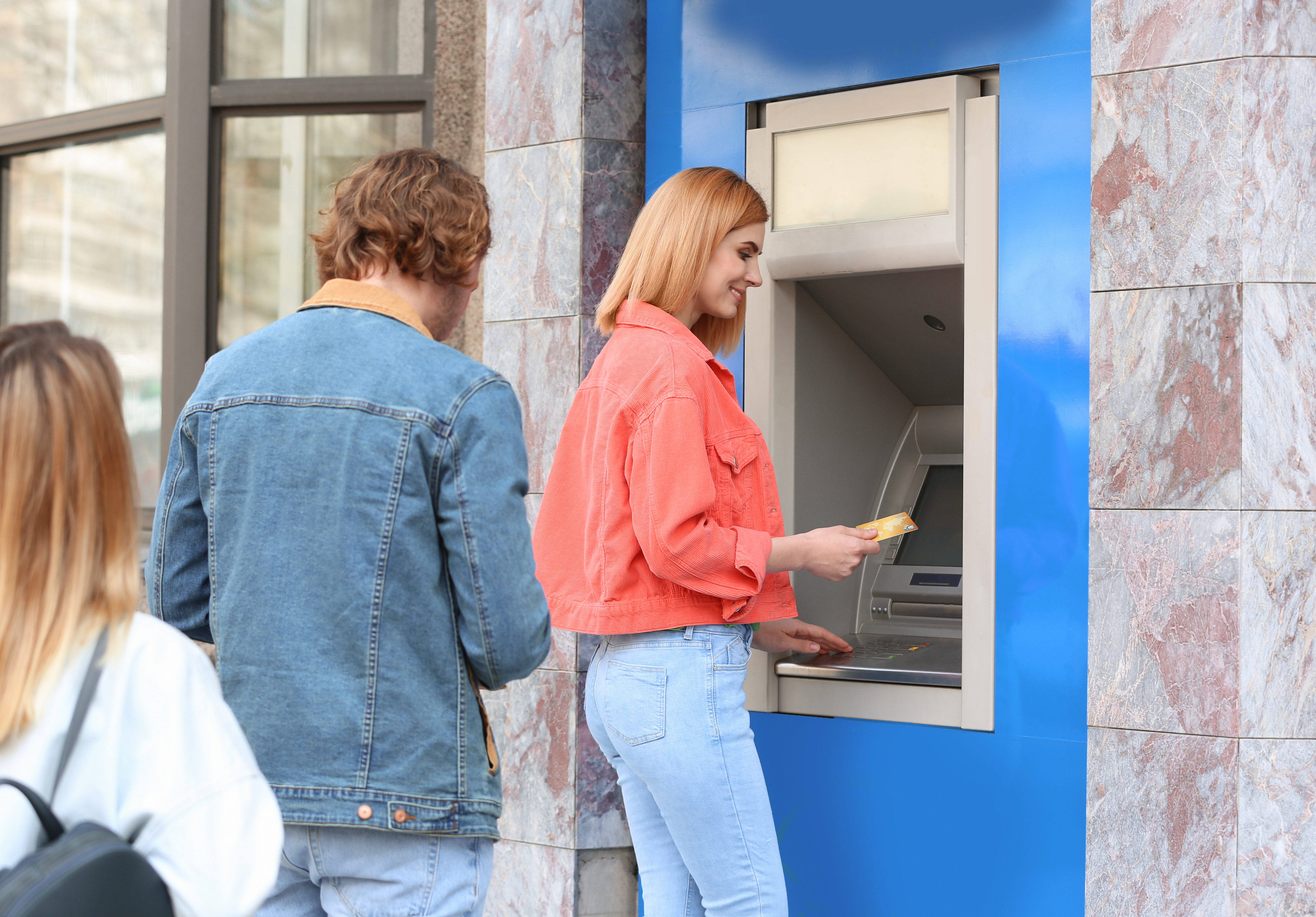 Kde neplatíte za výběr z bankomatu doma i v zahraničí? Přehled bank za červen 2026